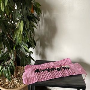 32 pcs Brand New Pink Vander Tie Makeup Brush Set with Brushes and Makeup Pouch
